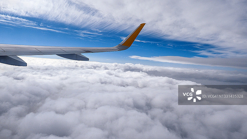 飞机飞行，从飞机舷窗看到的云和蓝天图片素材