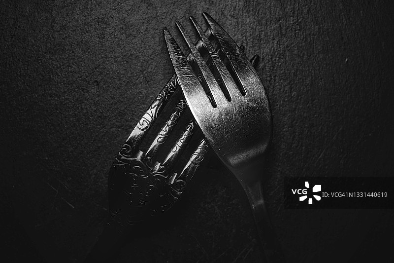 交叉的餐叉图片素材