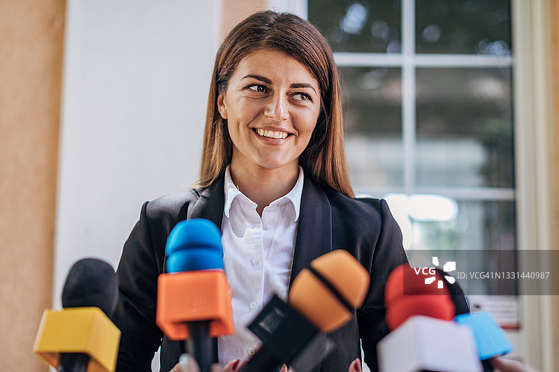 政治家对记者讲话图片素材