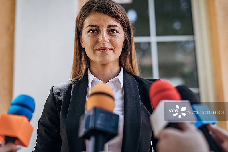 政治家对记者讲话图片素材