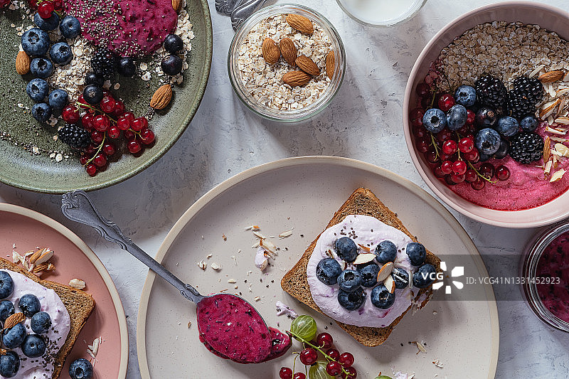 奶油奶酪蓝莓吐司和浆果冰沙碗早餐图片素材