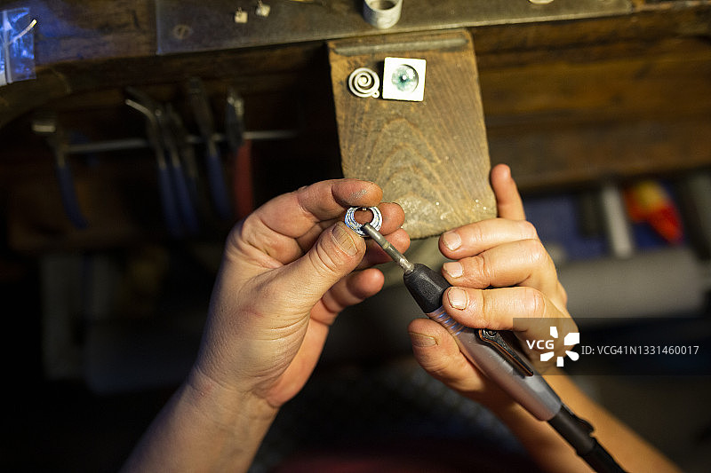 珠宝商制作耳环图片素材