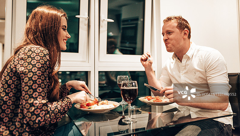 异性恋夫妇在家共进晚餐图片素材