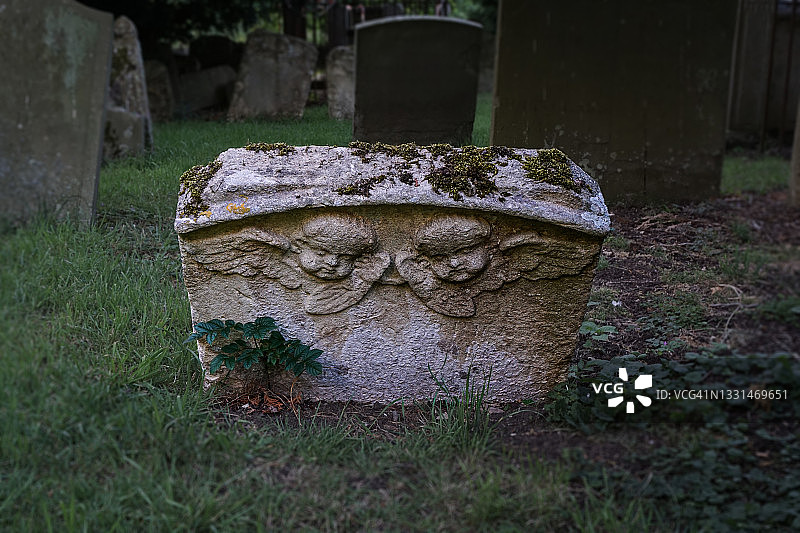 墓碑上的小天使雕像图片素材