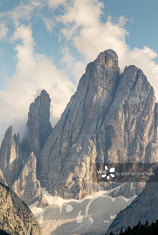从多比亚科眺望拉瓦雷多三峰山图片素材