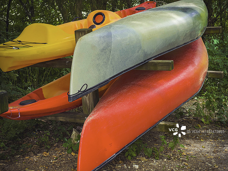 湖上的彩色独木舟和皮划艇图片素材