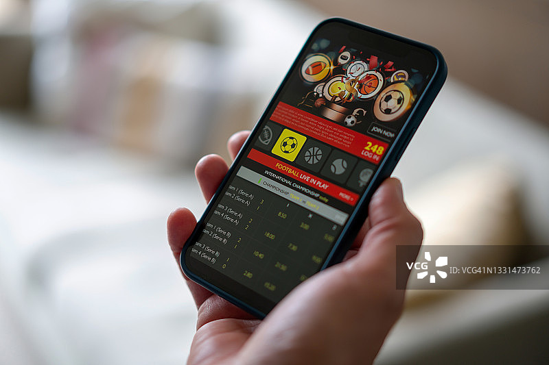 男子在足球App上赌博特写图片素材