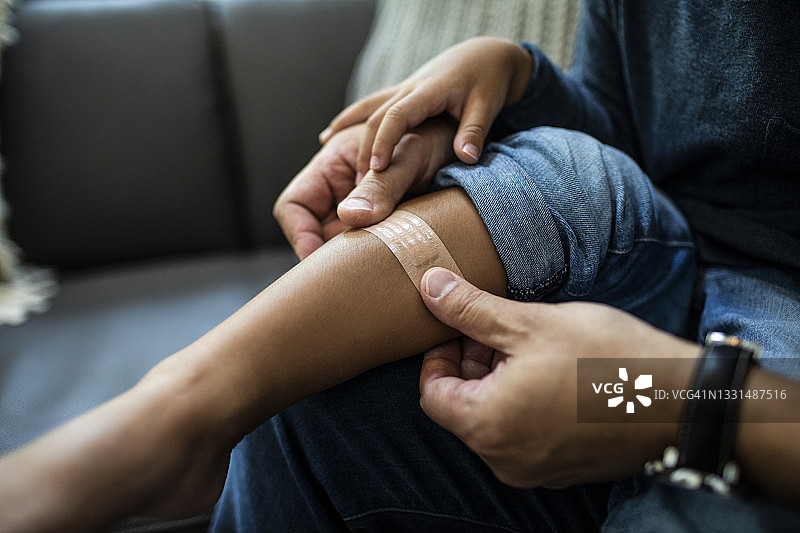 父亲为儿子贴创可贴图片素材