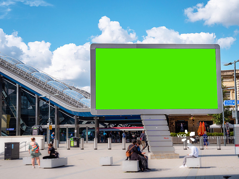 通勤者上班时大型绿色屏幕广告牌特写，英国伦敦图片素材