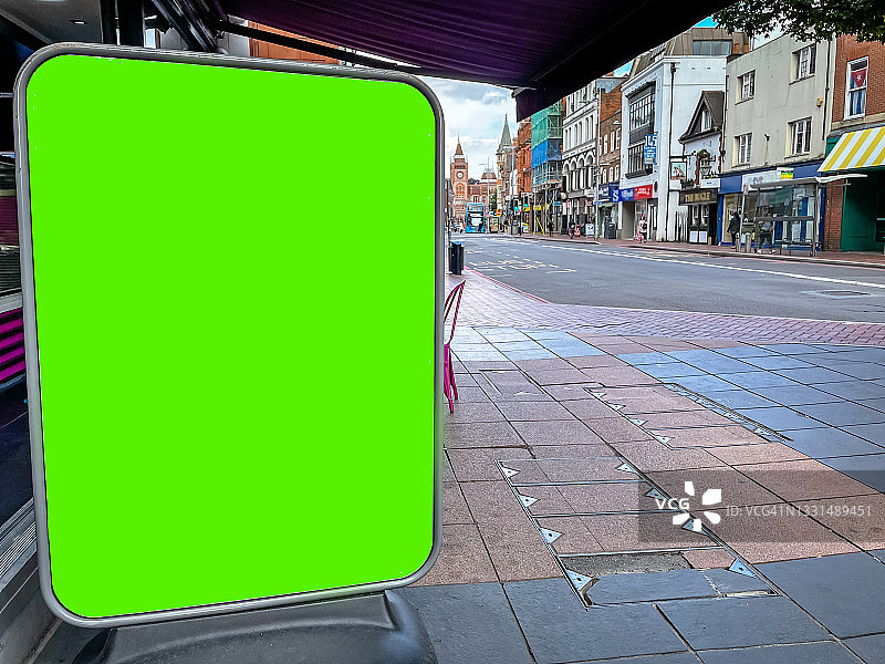 商店A字框架招牌绿幕抠像广告牌空间特写，店铺零售促销优惠文案空间，英国伦敦图片素材