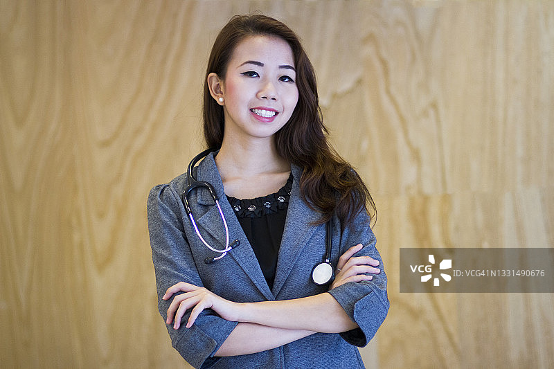 一位自信而有魅力的亚洲千禧一代医生的肖像图片素材