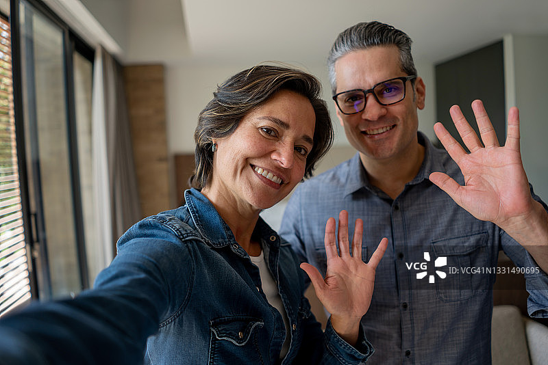 在家视频通话的幸福情侣图片素材