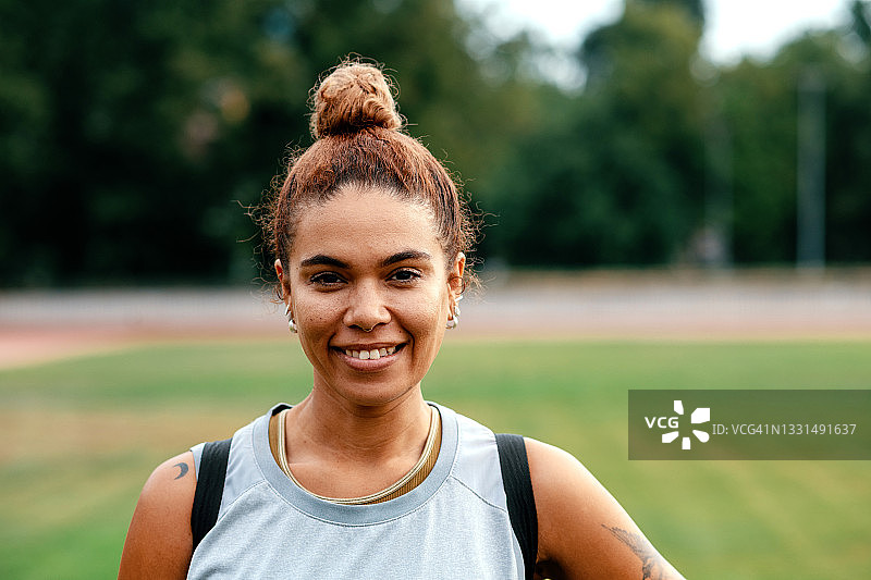 非洲混血女人锻炼后放松，看着镜头图片素材