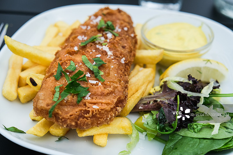 一盘炸鱼和薯条图片素材