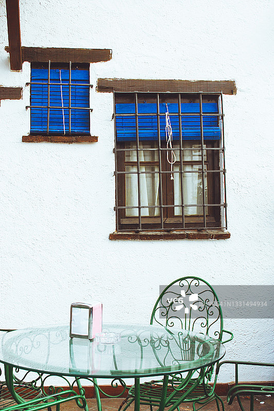 老房子前的玻璃桌椅图片素材