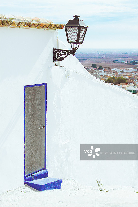 白色墙壁上的金属门图片素材