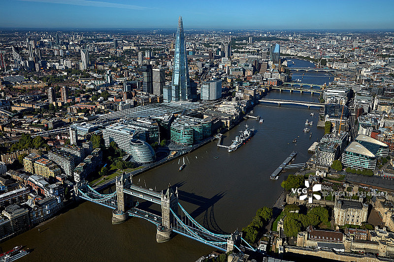 英国伦敦城市景观和泰晤士河鸟瞰图片素材