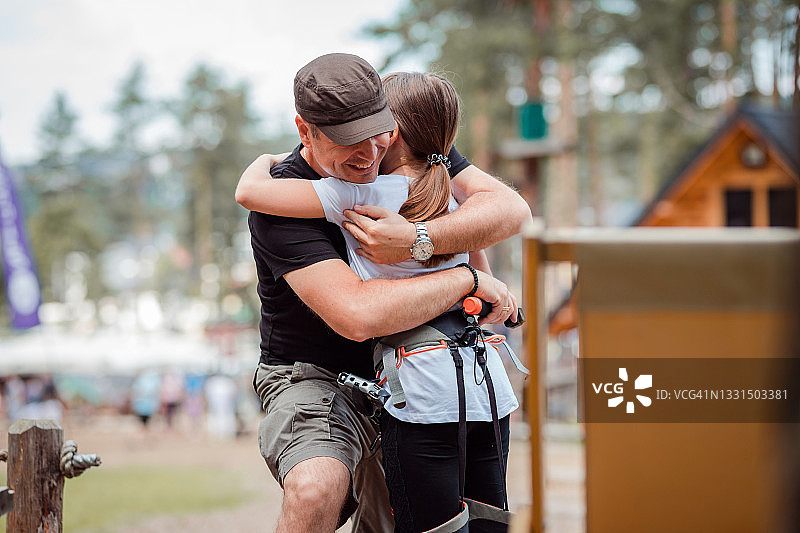 男人在极限运动公园拥抱女儿图片素材