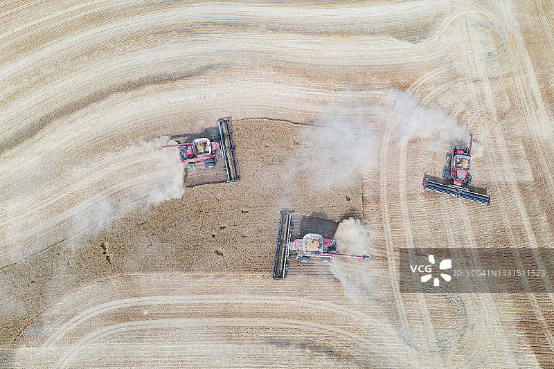 联合收割机收割小麦鸟瞰图图片素材