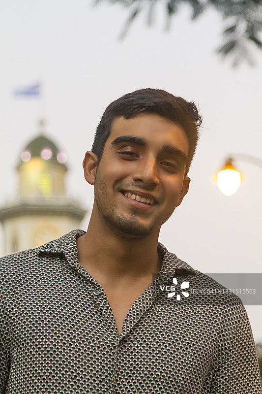 在厄瓜多尔瓜亚基尔微笑的休闲拉丁裔男子图片素材