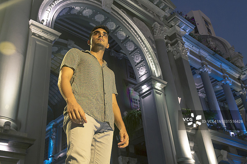 在厄瓜多尔瓜亚基尔微笑的休闲拉丁裔男子图片素材