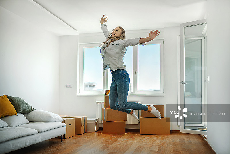 年轻夫妇一起搬家图片素材