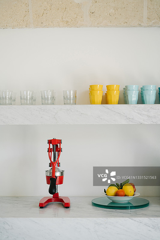 手动榨汁机与柑橘水果图片素材