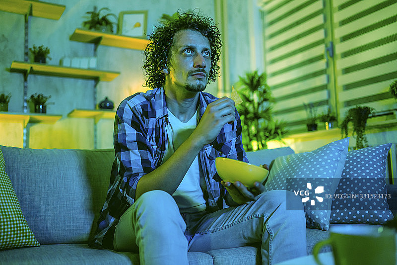 男人在家看电视图片素材