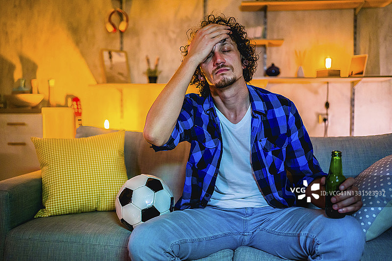 男人在电视上看重要的足球比赛图片素材