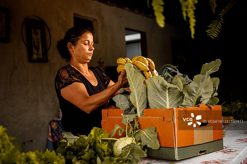 农民准备将有机产品交付给客户图片素材