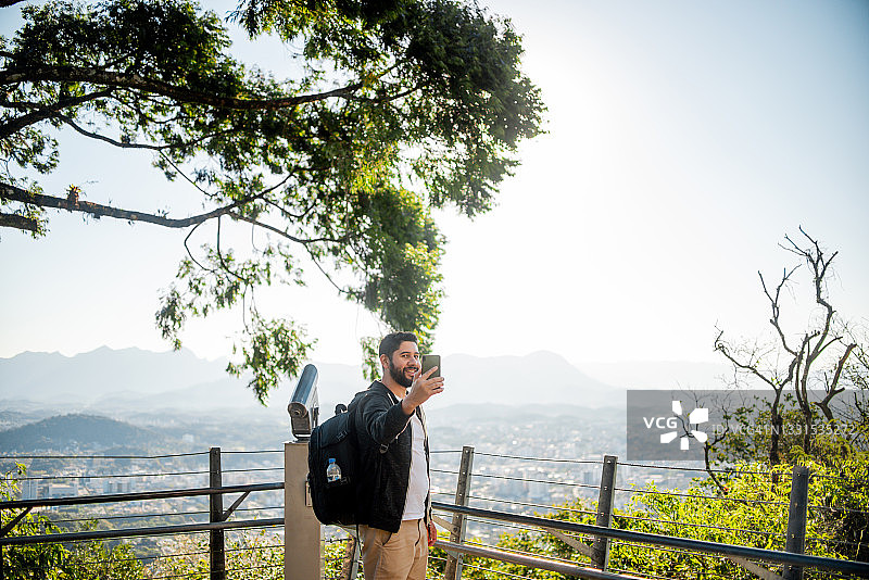 游客参观茹安维尔市的观景点图片素材