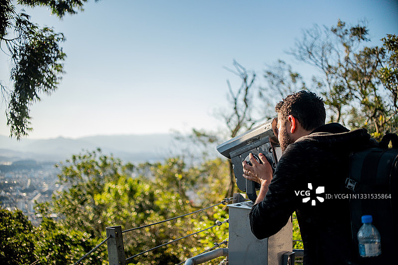 游客参观茹安维尔市的观景点图片素材