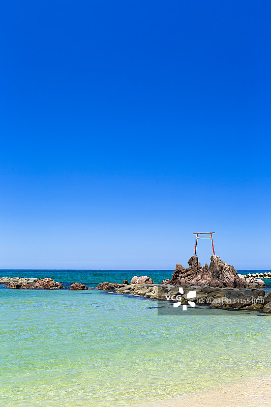 清澈的海水与鸟居的景色图片素材