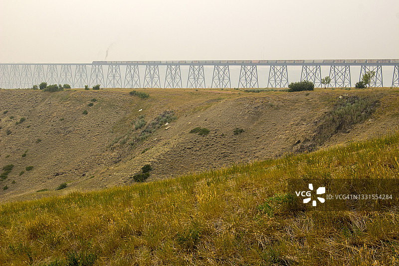 艾伯塔省莱斯布里奇的公牛步道公园和高架桥图片素材