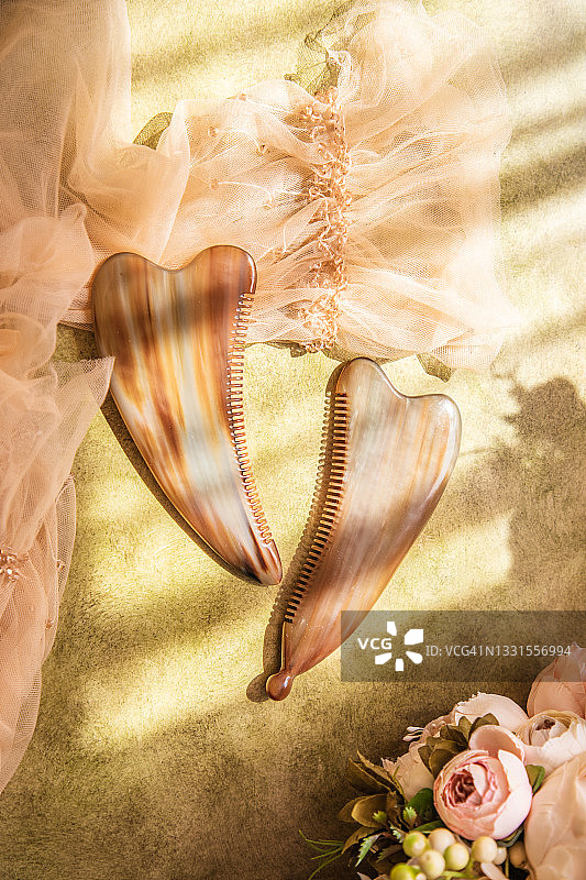 面部按摩的刮痧板静物摄影图片素材