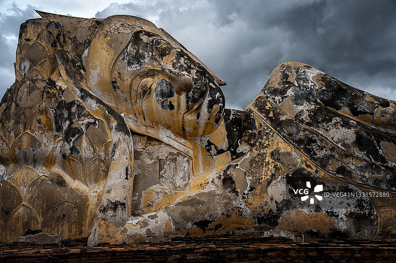 泰国阿瑜陀耶卧佛寺的古代佛像面部图片素材