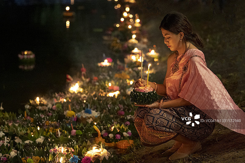 水灯节：泰国女性手持水灯祈福图片素材