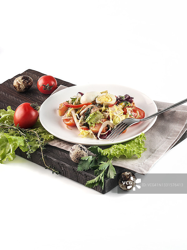 白色背景上蔬菜鹌鹑蛋新鲜健康绿色沙拉美食摄影图片素材