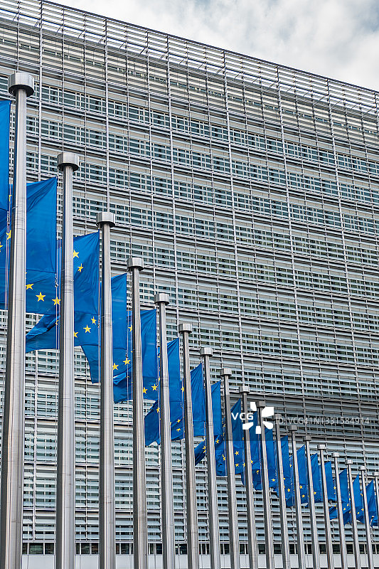 欧盟委员会贝雷蒙大楼前的欧盟旗帜图片素材