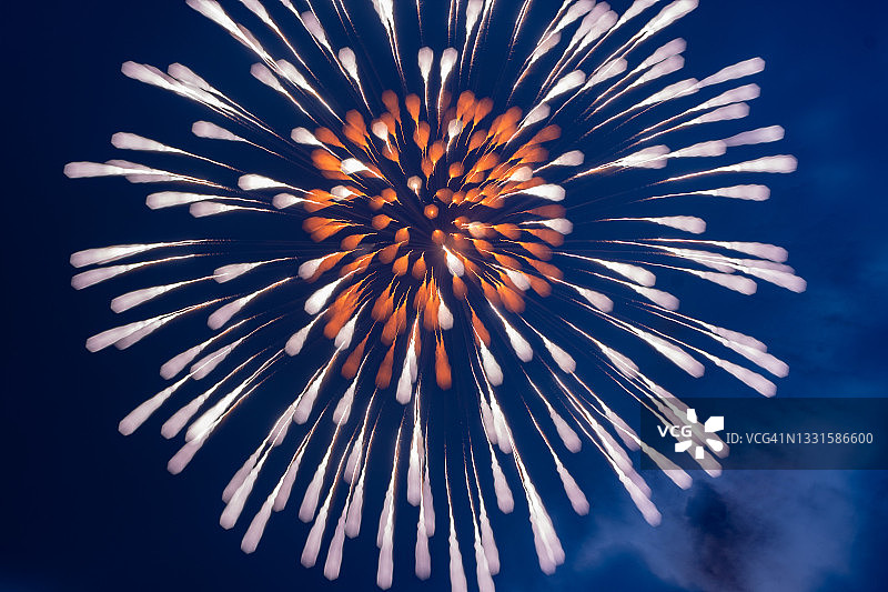 单发烟花绽放瞬间图片素材