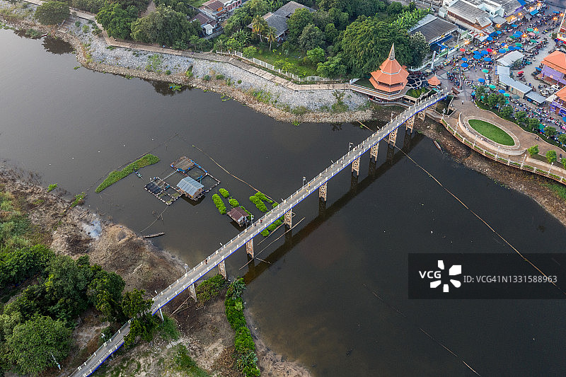 发展中国家运河上的桥梁图片素材