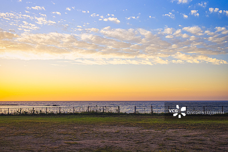 天空与日落映衬下的海洋图片素材