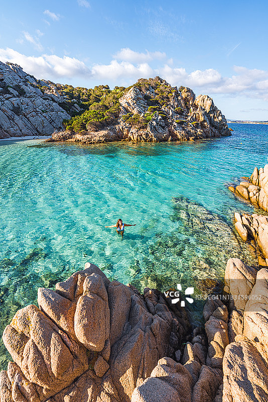 女人在意大利撒丁岛卡普雷拉岛的卡拉那波勒塔纳海湾沐浴图片素材