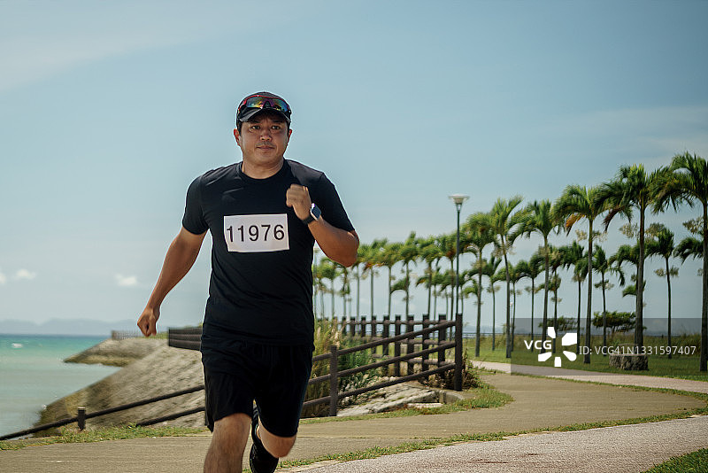 男人参加跑步比赛图片素材
