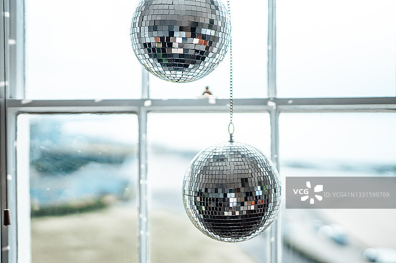 窗边的两个迪斯科球图片素材