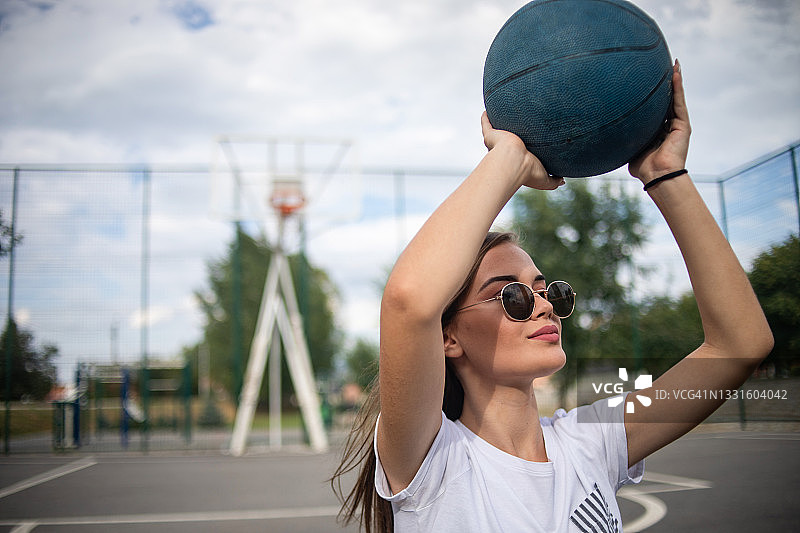 篮球场上的年轻女子图片素材