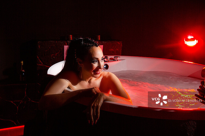 沐浴中的女人图片素材