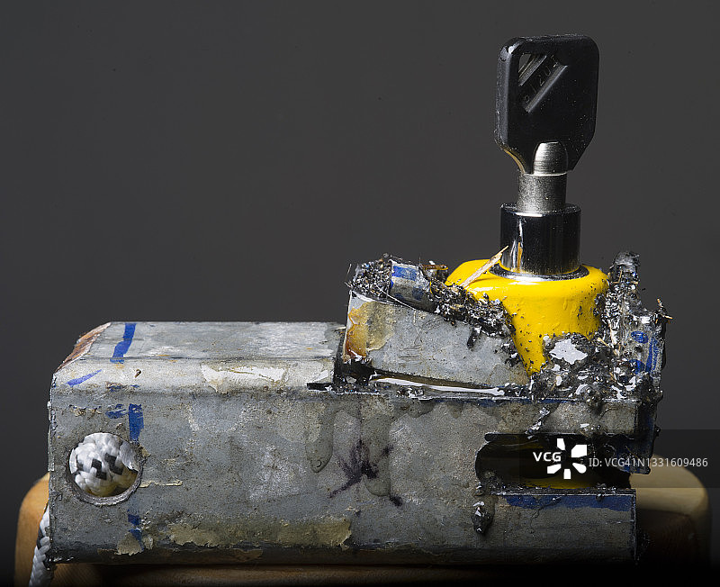 带钢制装甲的摩托车锁图片素材