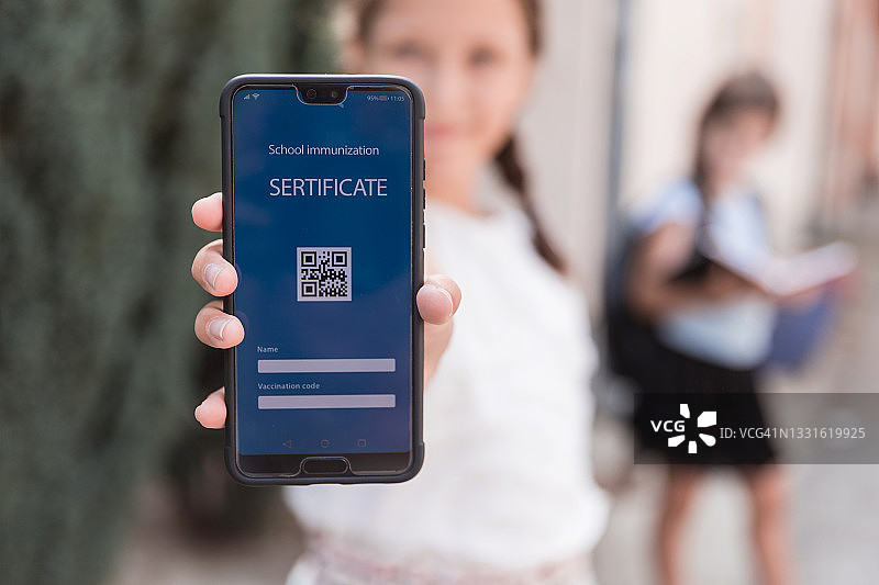 智能手机上的学校免疫接种证明特写图片素材