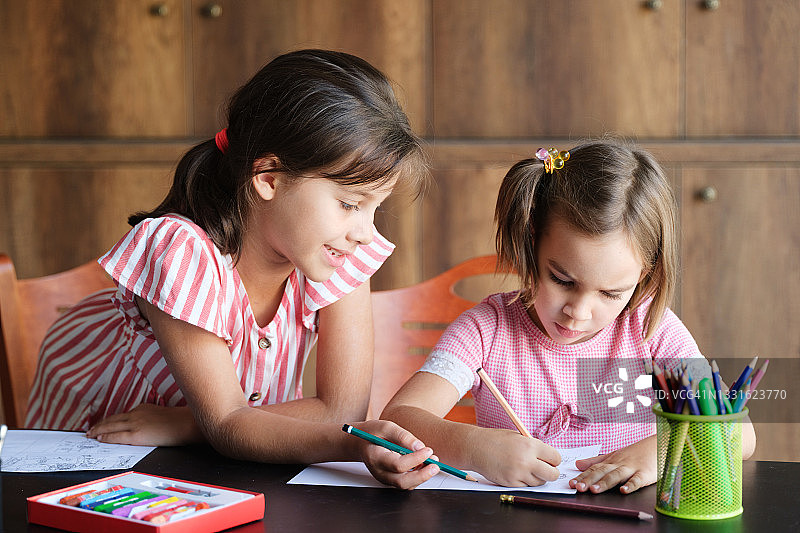 姐妹在家一起画画图片素材
